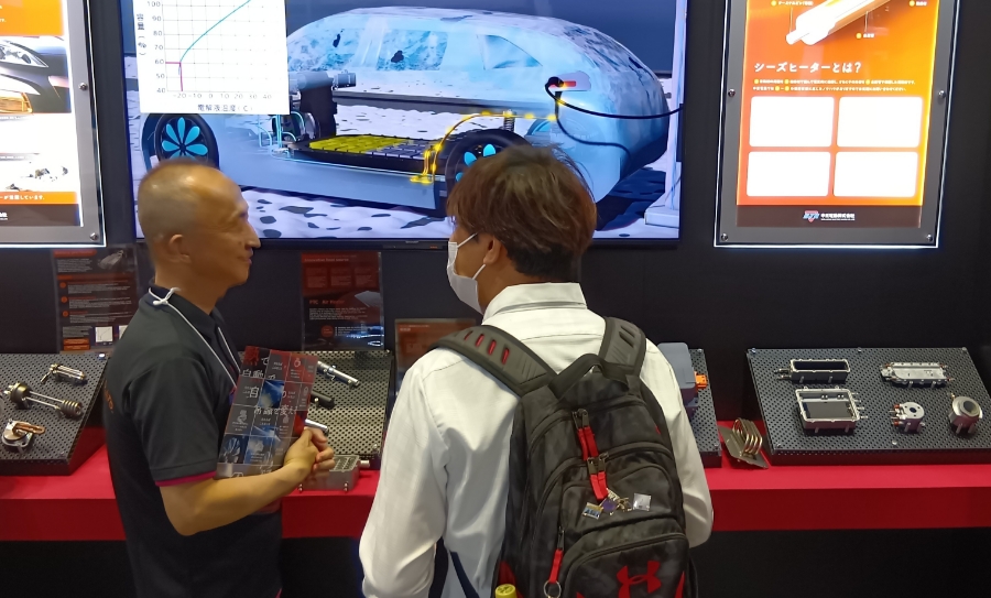 バッテリー加温ヒーターの展示