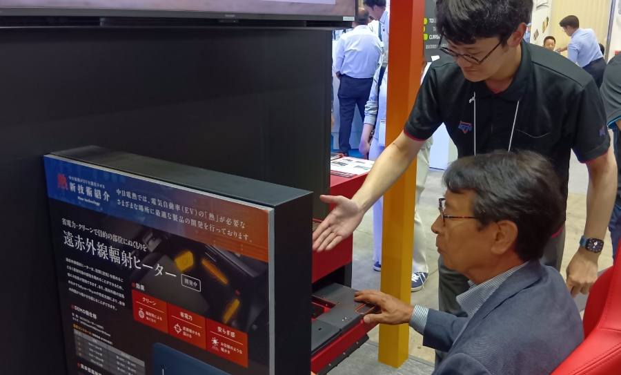 遠赤外線輻射ヒーターの体験デモ